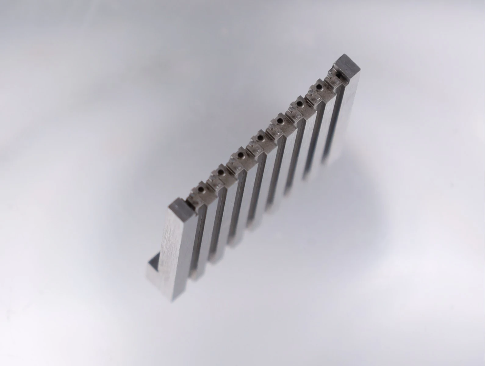 ASSAB VAKING Plastic Mold Insert, Precision Grinding Machining, Head EDM Wire Cutting, Custom Non-standard Connector Mold Insert